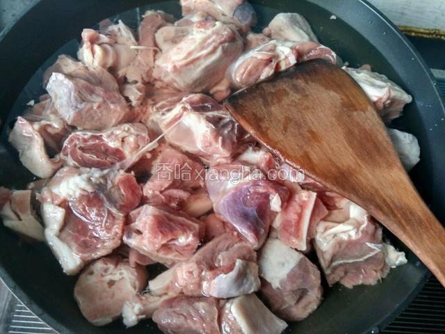 羊肉冷水下锅，焯水。