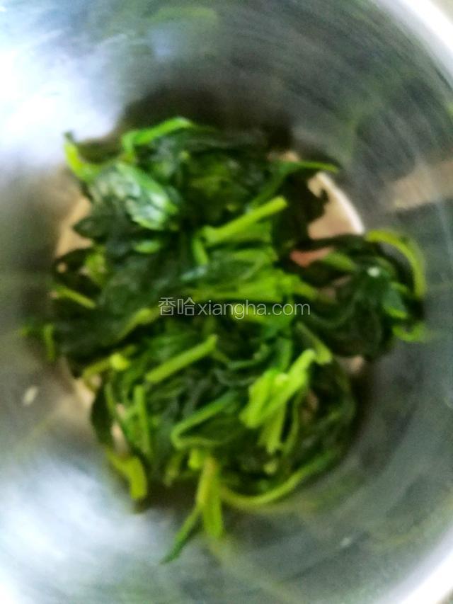 把菠菜放入盘里