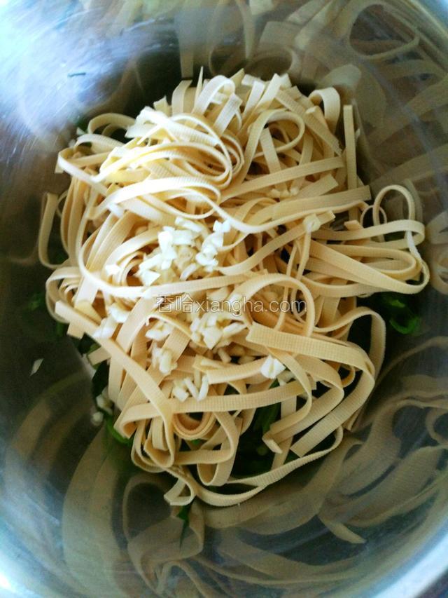 放入干豆腐丝和蒜末