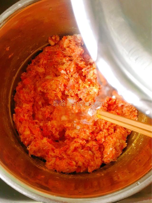 肉馅分三次加入少许清水，每次加水后，顺时针搅拌，让水完全的打进肉馅中（每次大概搅拌一分钟左右）