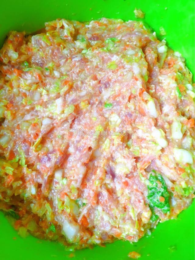 白菜与绞肉用力搅拌混合均匀，使肉更滑嫩且有白菜的鲜香味
