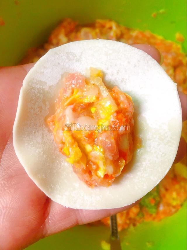 取一个水饺皮，中间的位置放入馅儿（我用的是现成的水饺皮，市场上买的）