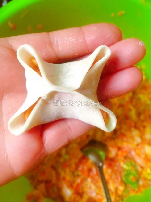 把上面两个角跟下面的皮捏紧