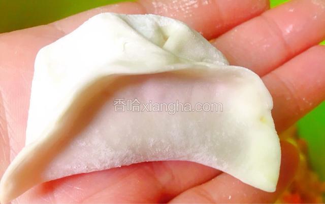 包水饺（不会包水饺的友友们可以参照我的白菜肉馅水饺的菜谱）