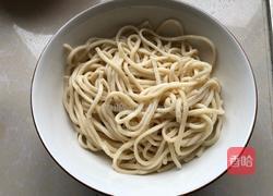 油泼辣子嫩牛拌面的做法图解1