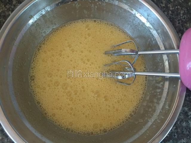 用电动打蛋器打发至白糖融化