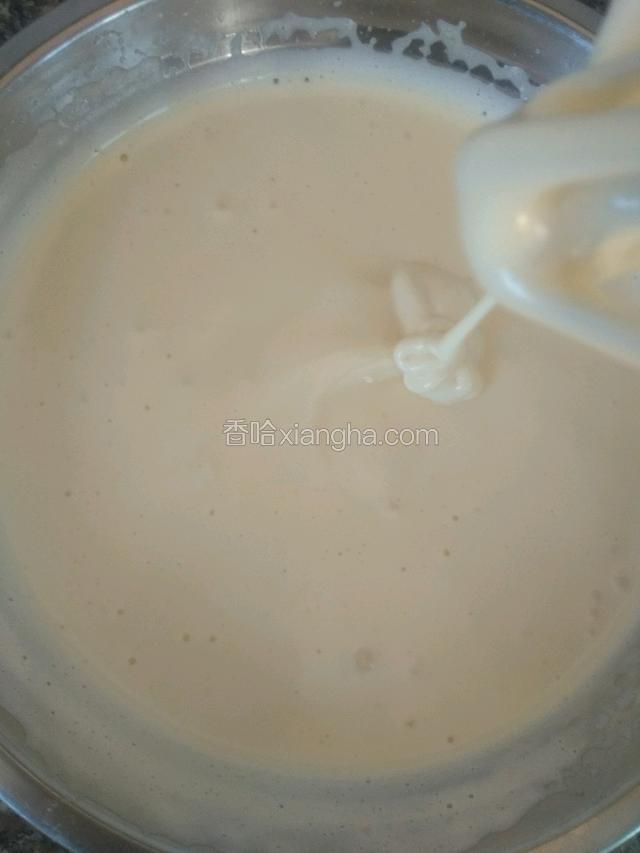打发到蛋糊成乳白色，提起打蛋器能慢慢低落即可！