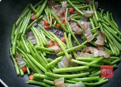 藜蒿炒腊肉的做法图解9