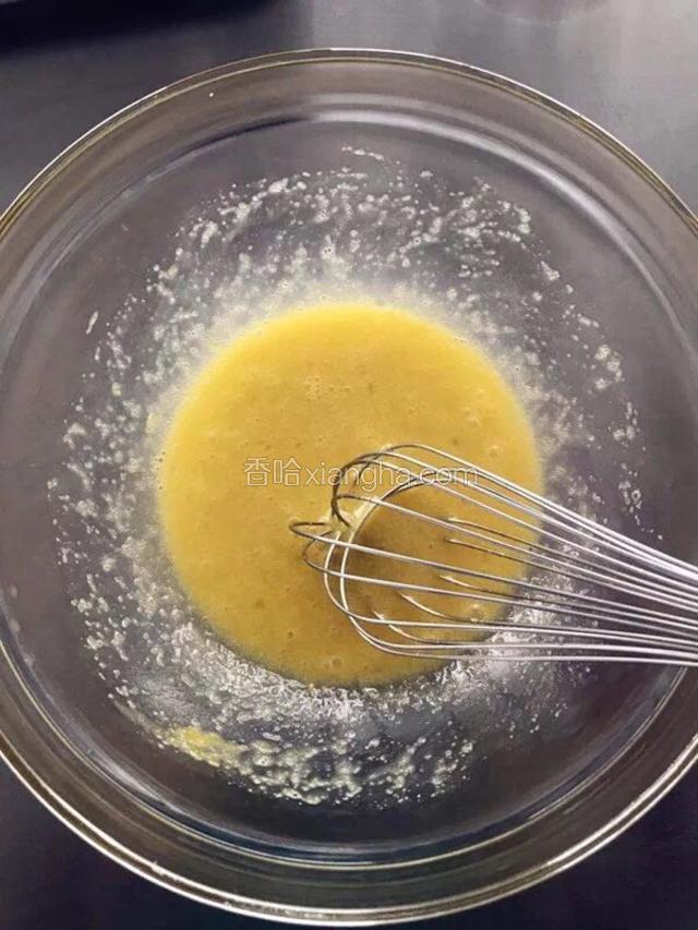两个鸡蛋和细砂糖用手动搅拌机搅拌均匀