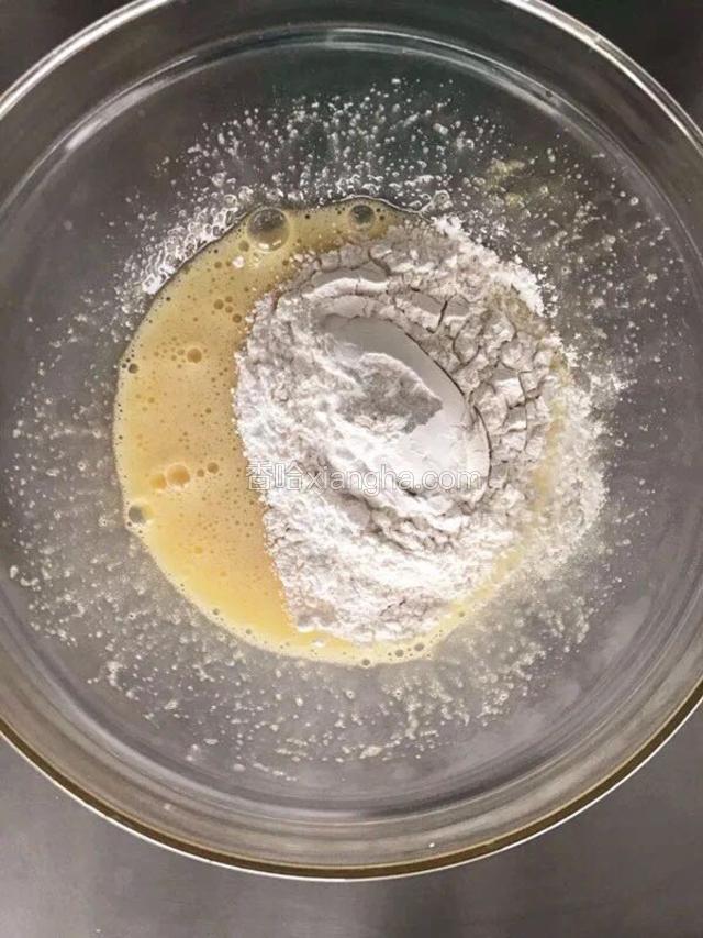加入过筛的低粉和泡打粉搅拌匀