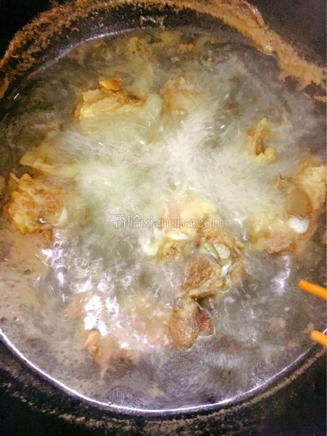 排骨凉水下锅，水开后焯水两分钟后将排骨捞出