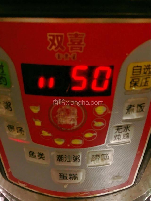用电压力锅，煲汤键隔水炖50分钟（我今天用的是家里自己养了一年的土猪肉，所以炖制的时间要长一些，如果是市场买的饲料猪排骨，时间30分钟就够喽）