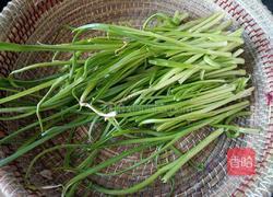 炸豆腐炒青蒜苗的做法图解1