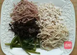 What to eat in the morning when the temperature is cooling down - a bowl of spicy and sour spicy soup and fried pancakes Illustration 2