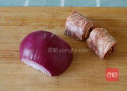 洋葱炒培根的做法图解1