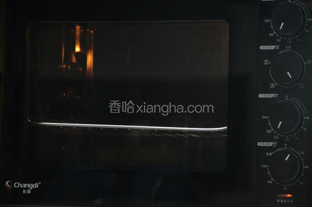 烤箱上下火150度预热十分钟。