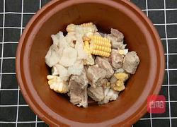 竹荪玉米排骨汤的做法图解5