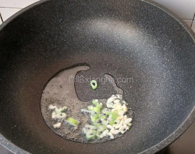 油锅放葱蒜末炒香。