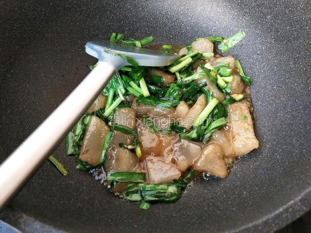 煸炒均匀关火。倒香油。