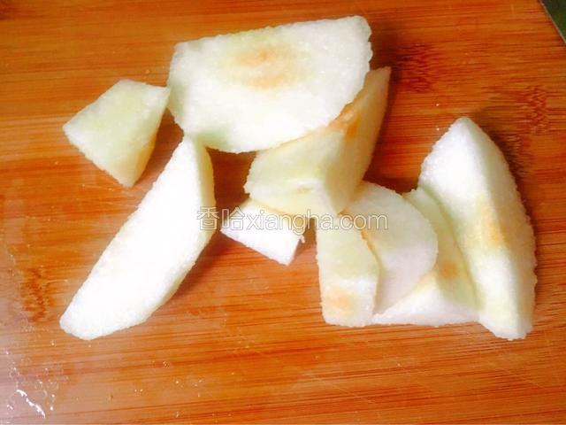 香梨洗净后削皮去核切块