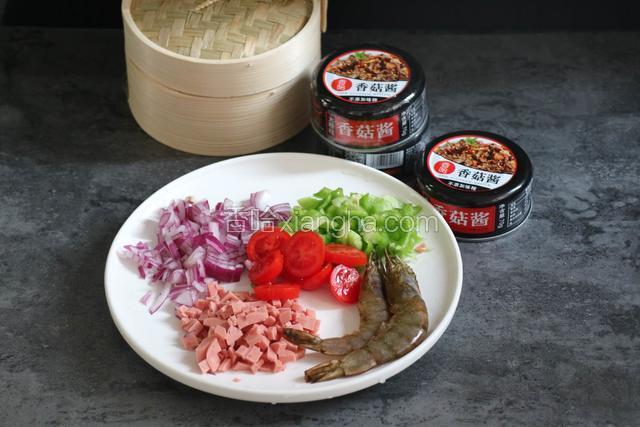 把食材切细、这香菇酱包装非常精美、做成易拉罐的形式、一次一罐、非常卫生方便