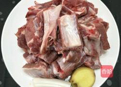 鲁菜大师蒋家常菜酱烧排骨的做法图解1
