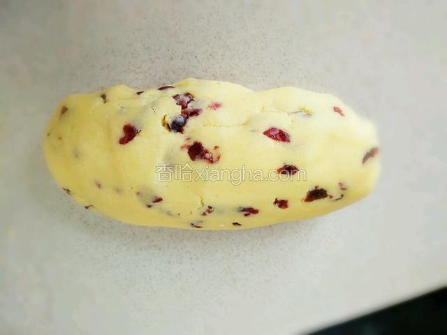 带手套团成均匀的面团