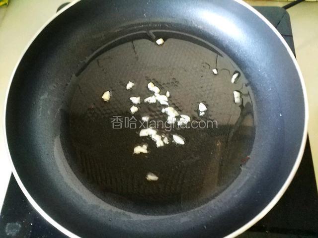 锅烧热，放入食用油，爆香蒜末