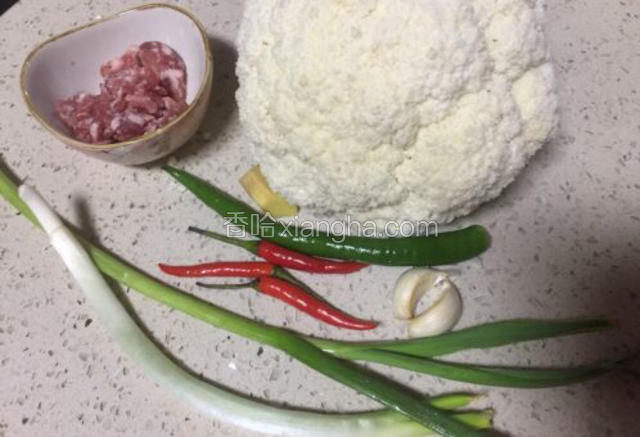 准备所需食材，花菜该吃还得吃