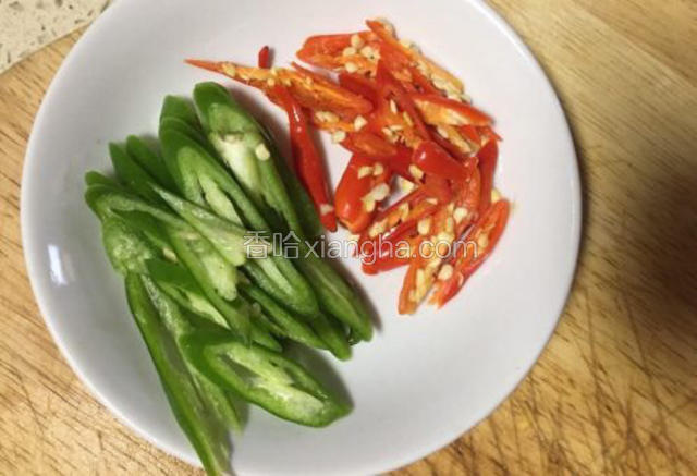 美人椒和小米辣切圈片