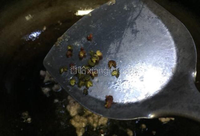 放入花椒，肉沫炒至飘香，出油