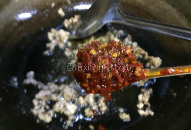 放入一勺豆瓣酱