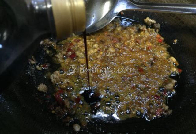 翻炒至出红油色，加入一勺量的生抽酱油，炒香