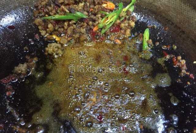 把肉沫推至锅的一边