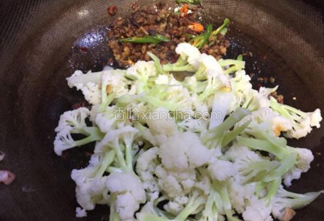 倒入花菜，让花菜充分吸油料