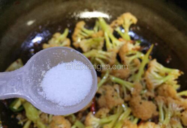 降锅里食材全部炒均匀和花菜八成熟，放入适量的盐