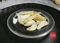清炒甘蓝丝的做法图解3