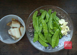 荷兰豆炒腊肉的做法图解1