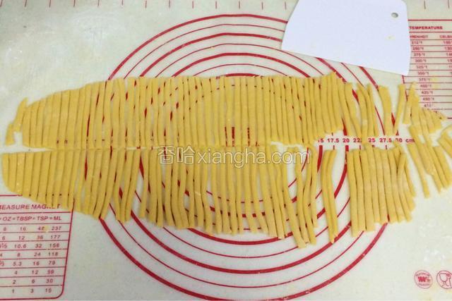 擀开之后，用刮刀切成长度为3～5毫米，宽度为5毫米的面条状。