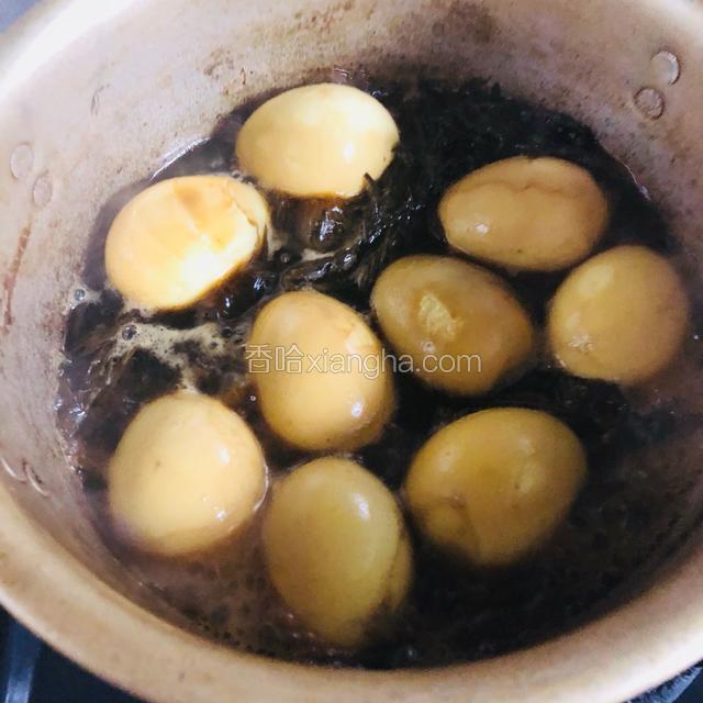 把鸡蛋捞出来剥壳再放入锅里慢火煮10分钟