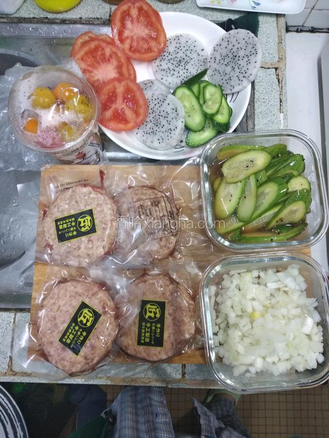 切妥各項材料，紅洒醋青瓜可隔晚淹制，洋葱切粒備用；