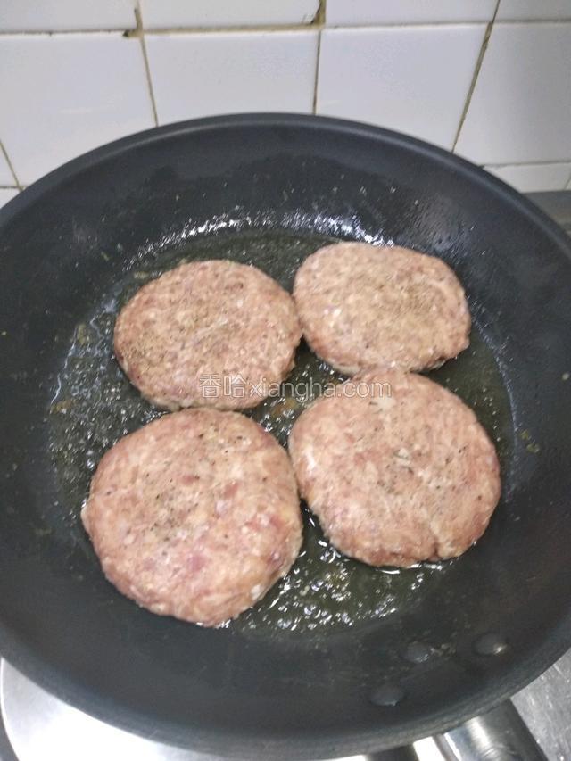 煮漢保扒，可加上自己喜愛的香草調味；