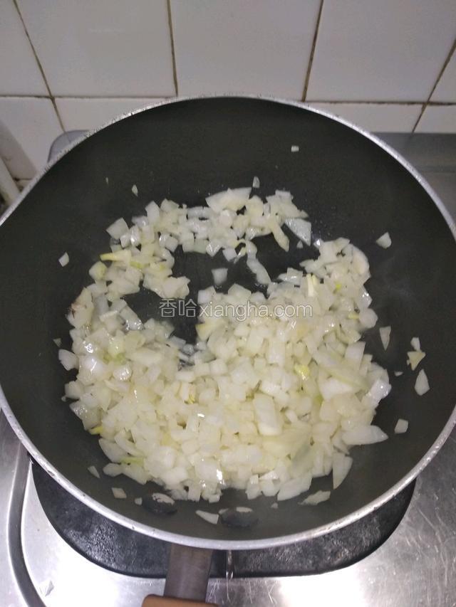 炒制洋葱，再加入香草蕃茄酱，制作汁料，汁可濃些；
