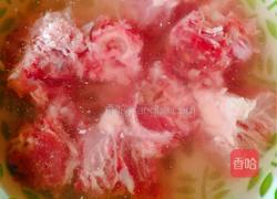 莲藕虫草花龙骨汤的做法图解2