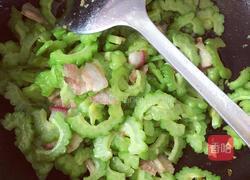 五花肉炒苦瓜的做法图解3