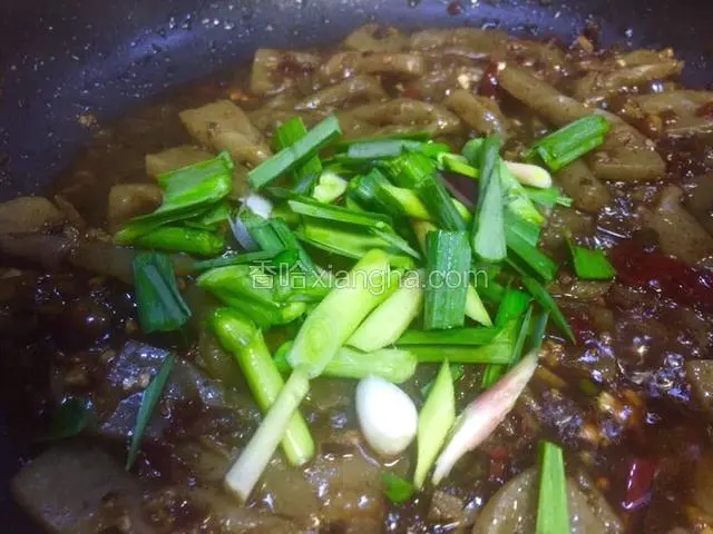 汤汁还剩两层是倒入蒜苗
