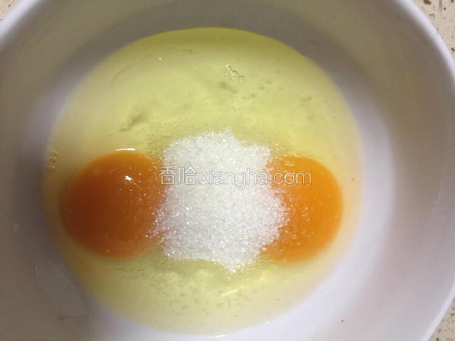 '鸡蛋打入碗加入白糖