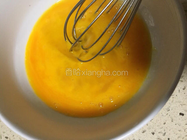 用蛋抽打散