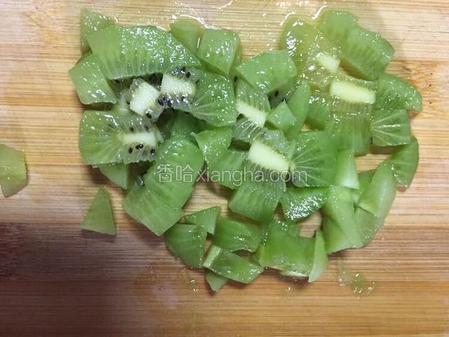 烤箱预热150度10分钟，中层放入蛋挞上下火15分钟
烤制期间奇异果去皮切丁，备用