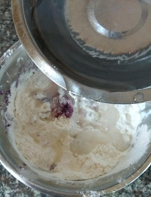 少量多次地加入适量的水